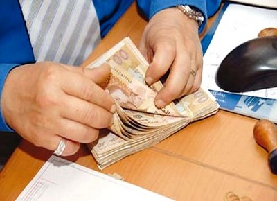 البنوك ترفع أسعار الفائدة على القروض العقارية وتخفضها على الاستهلاك