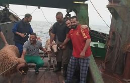 العيد في أعالي البحار..أضحية وافراح على سفن الصيد