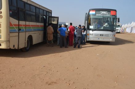بالصور…تنقيل العائلات العائدة من مخيم الشاطئ الأبيض