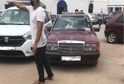 سيارة تعرقل السير بشاطئ افني والمارة” يستغربون”