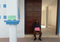 الناشط نور الدين بارودي يحتج بطانطان..