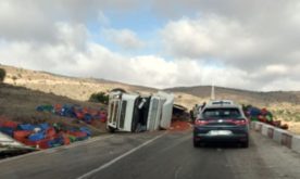 لاخصاص : شاحنة من الحجم الكبير تقطع الطريق بين تزنيت وكلميم