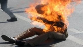 شاب عشريني يحرق نفسه بطانطان