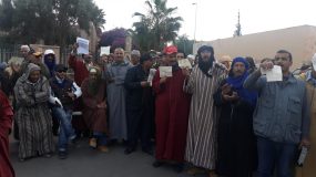 بالصور:أرباب السيارات القديمة المعفية من الضرائب يحتجون بتزنيت و السبب قرار إرجاع الضريبة.