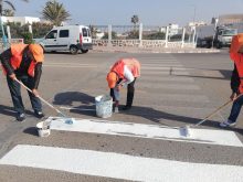 جمعية السلامة الطرقية في عملية صباغة ممرات الراجلين بسيدي افني