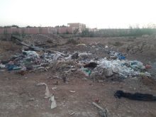 أزبال متراكمة بجوار مؤسسة تعليمية بكلميم تهدد صحة وسلامة التلاميذ