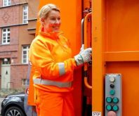 وزيرة ألمانية تجمع القمامة احتفالاً باليوم العالمي للمرأة