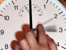 ساعة إضافية “مفاجئة” تربك المواطنين ومؤذنون يرفعون آذان الفجر مرتين