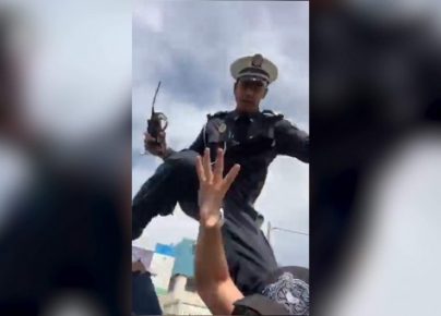 شرطي يعنف الكوميدي أمين الراضي