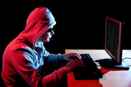 إلقاء القبض على “هاكر” يخترق مواقع إلكترونية بكلميم