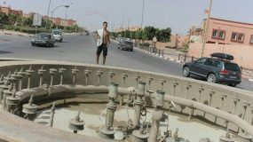 شاب من كلميم يسجل فيديو حول سباحة النافورات