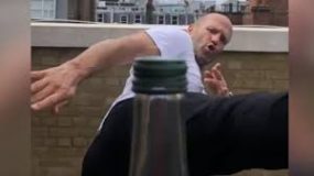 بعد” سطل الماء” و رقصة “كيكي” ، “تحدي غطاء الزجاجة” يجتاح مواقع التواصل الاجتماعي