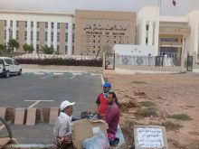 سيدي افني:اعتصام اعوان مدرسة الفتح للتعليم العتيق امام عمالة الاقليم