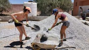 اسبانيات يرممن مدرسة بسيدي افني