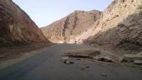 للمسافرين بين كلميم وأسا .. انهيار صخري على مستوى فج “أمزلوك”