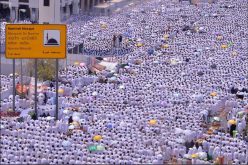 الحجاج على صعيد عرفة لأداء الركن الأعظم من الحج