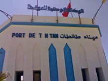 حياة البحارة بميناء طانطان في خطر وانعدام كلي لسلاليم النزول والصعود فوق رصيف الميناء