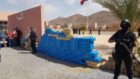 أمن كلميم يستعرض المحجوزات التي تتكون من 6 طن 400 من مخدر الشيرا وشاحنة كبيرة وسيارتين لدفع الرباعي ذات ترقيم أوروبي