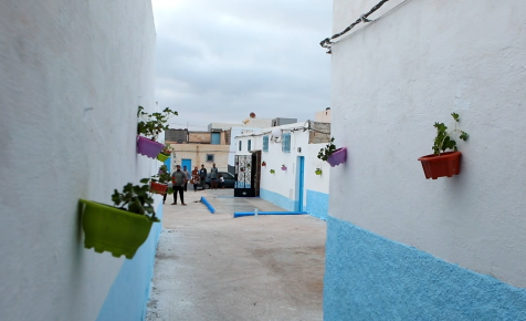 بادرة رائعة .. شباب “الناتيبوس” تطوعوا لتنظيف وتزيين حيهم بسيدي إفني