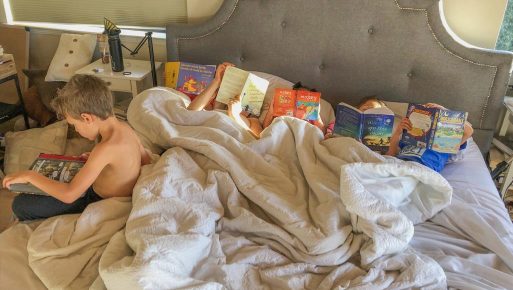 لإنقاذ أطفالك من إدمان الإلكترونيات.. إليك تجربة أميركية أم لخمسة أطفال