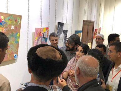 بعد ان همشها مسؤولي مدينة الطنطان. الشابة نجاة داود تخطف الأضواء بالمعرض الفني بمدينة العيون