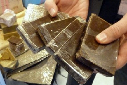 أمن تيزنيت يوقف شاحنة تقل كمية مهمة من المخدرات ومبالغ مالية