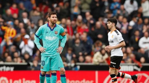 فالنسيا يهزم برشلونة ويمنح هدية لريال مدريد