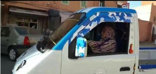 آسية أول امرأة تكسر حاجز العادات بالصحراء بقيادة طاكسي طرود