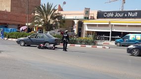 حادثة سير خطيرة بين طاكسي طرود ودراجة نارية وسط مدينة كلميم