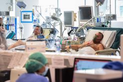 Patients lie in bed inside the new coronavirus intensive care unit of the Brescia Poliambulanza hospital, Lombardy, on March 17, 2020. (Photo by Piero CRUCIATTI / AFP)
