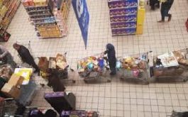 تهافت المغاربة على المتاجر الكبرى رغم تطمينات الحكومة