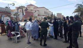 مرضى القصور الكلوي بالعيون يحتجون أمام مركز تصفية الدم