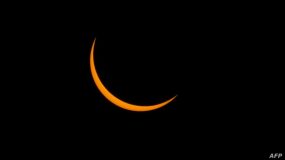 A thin crescent sun is viewed just before totality during a solar eclipse seen from the Lowell Observatory Solar Eclipse Experience on August 21, 2017 in Madras, Oregon. - Emotional sky-gazers on the US West Coast cheered and applauded Monday as the Sun briefly vanished behind the Moon -- a rare total solar eclipse that will stretch across North America for the first time in nearly a century. (Photo by STAN HONDA / AFP)