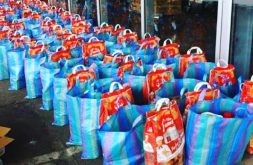 توزيع 600 قفة من المواد غذائية بجهة العيون من طرف المستشار محمد الرزمة