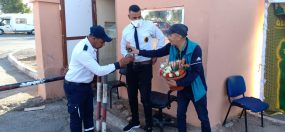 مبادرة جميلة.. توزيع الورود على الجنود الأبطال بالخط الأمامي لمكافحة كورونا