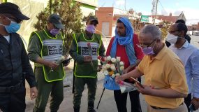 صحفيون وحقوقيون يقدمون ورود عرفان للقوات العمومية بكلميم