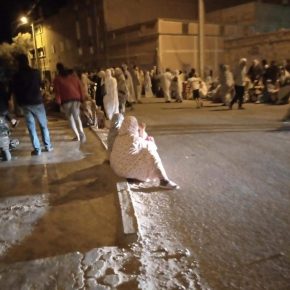العيون :غضب في مواقع التواصل الاجتماعي بسبب توزيع مواد غذائيةليلا