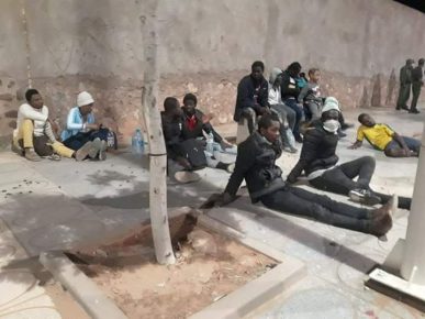 إلقاء القبض على 12 مهاجر إفريقي جنوب الصحراء بمنطقة تعسالت