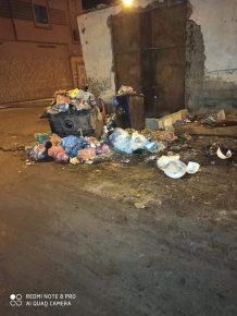 إنتشار واضح للازبال ببعض شوارع مدينة العيون