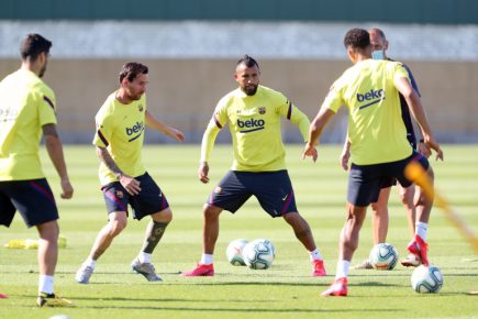 ENTRENAMIENTO DEL BARCELONA EN LA CIUDAD DEPORTIVA