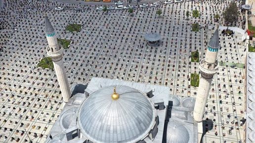 تركيا تستأنف صلاة الجمعة في المساجد والأسواق والملاعب والساحات العامة