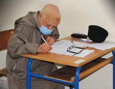 عطاء كبار السن يزيد من أعمارهم