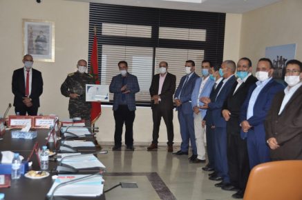 المجلس الاقليمي لسيدي افني يحتفي بعامل الاقليم بمناسبة حصوله على شهادة الدكتوراه