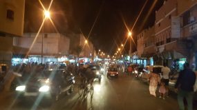 إكتظاظ وعدم إحترام الإجراءات الوقاية بشارع الجيش الملكي