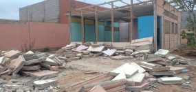 كلميم :المديرية الاقليمية للتعليم تشرف على تفكيك حجرات الدراسة القديمة بجماعة الشاطئ الابيض