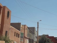 كلميم : ساكنة حي الفتح تشكتي من الاسلاك الكهربائية المعلقة