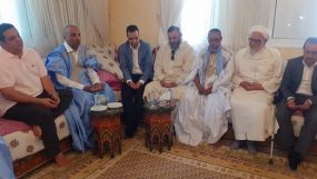 الوزير “بيتاس” في زيارة خاصة لمنزل “الحسين بوجا” بالعيون لتقديم واجب العزاء