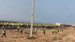 مسيرة غاضبة لعمال شركة بناء: تنديد بسوء المعاملة وتأخر الأجور في الداخلة”