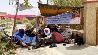 اعتصام متواصل لأرامل وأبناء شهداء حرب الصحراء بإقليم آسا الزاك أمام مؤسسة الحسن الثاني