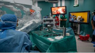 إنجاز طبي غير مسبوق: جراحة روبوتية عن بُعد تربط الدار البيضاء بالعيون